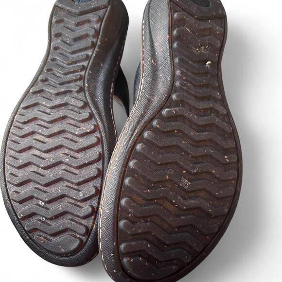 Brown Ugg flip flops - Picture 5 of 6